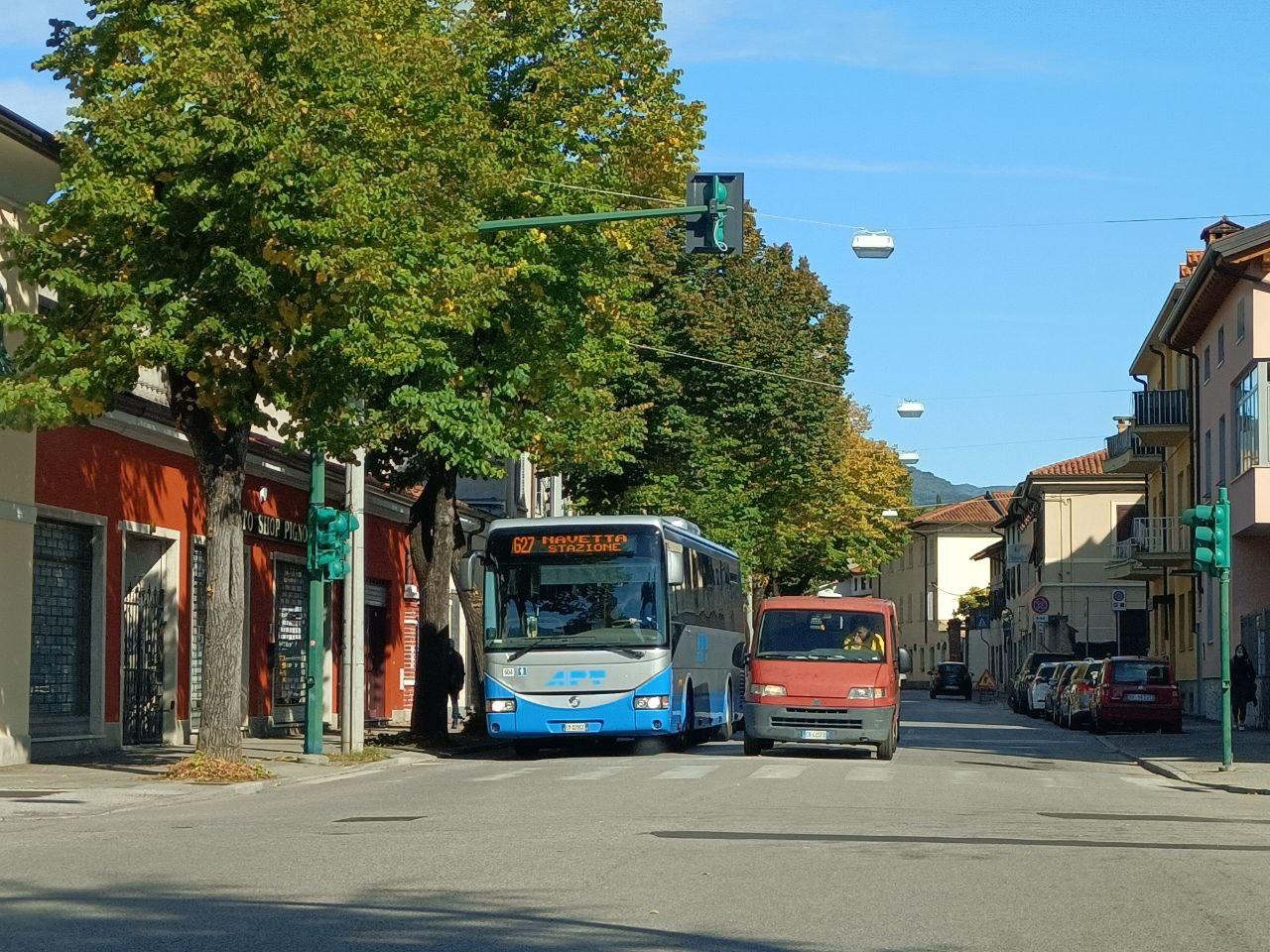 Copertina per L'obbligo del green pass colpisce il trasporto pubblico, disagi a Gorizia